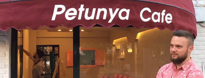 Petunya Cafe is one of สถานที่ที่บันทึกไว้ของ Murat.