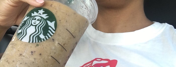 Starbucks is one of Locais curtidos por Vic.