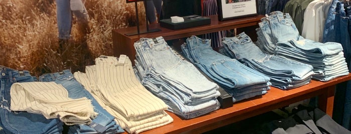 Abercrombie & Fitch is one of Lugares favoritos de Bayana.