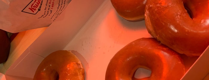 Krispy Kreme Doughnuts is one of Tempat yang Disukai Lindsaye.