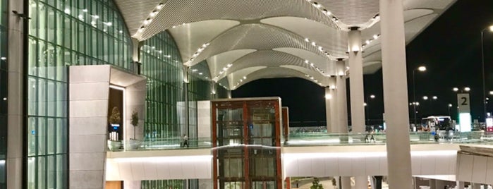 Dış Hatlar Gidiş Terminali is one of Locais curtidos por Ramina.