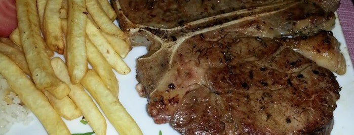 Denny's Steaks & Wines is one of Lugares favoritos de Aytunç.