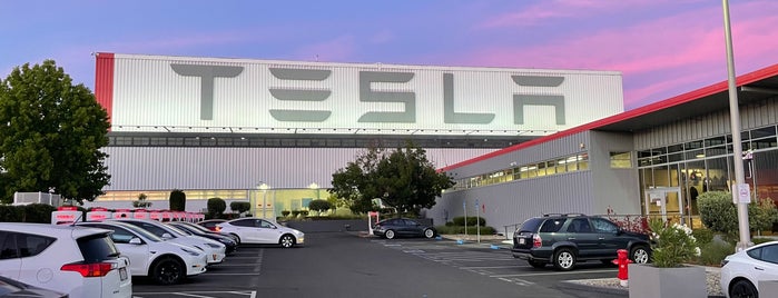 Tesla Motors is one of Tempat yang Disukai Michael.