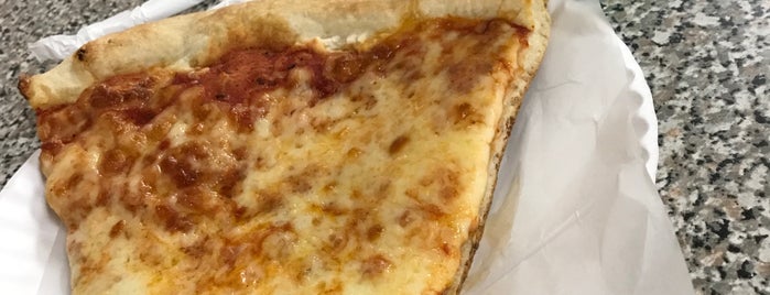 Salerno Pizza is one of Michelle: сохраненные места.