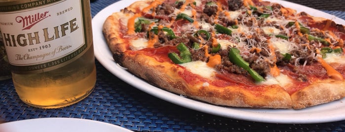 Bohemian Wood Fire Pizza is one of Posti che sono piaciuti a Josh.