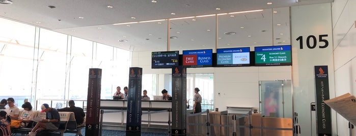 Gate 105 is one of 羽田空港 国際線 搭乗口.