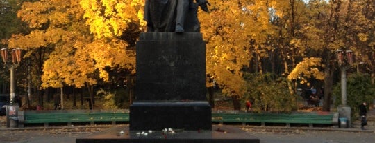 Пам'ятник Олександру Пушкіну is one of Tempat yang Disukai Valeriy.