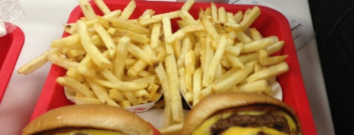 In-N-Out Burger is one of Locais curtidos por jessica.