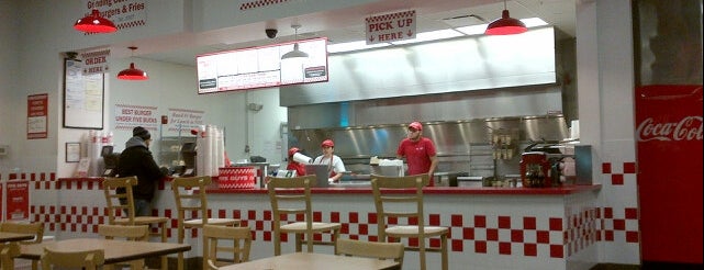 Five Guys is one of Lugares favoritos de Mike.