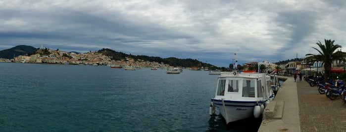 Boat Poros Galatas is one of สถานที่ที่ Tolis ถูกใจ.