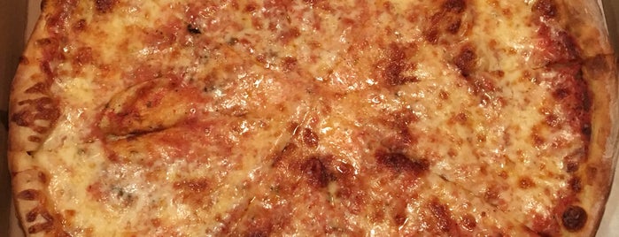 Sicili's Pizza is one of Posti che sono piaciuti a Dee.