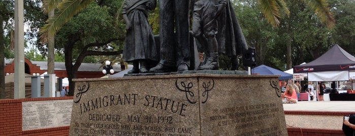 Centennial Park is one of Locais curtidos por Lizzie.