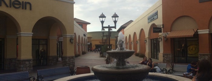 The Outlets at Tejon is one of สถานที่ที่ Les ถูกใจ.