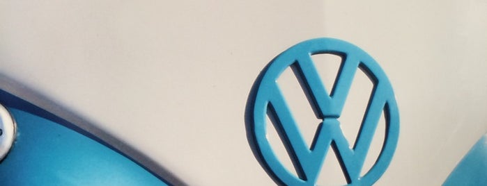 Volkswagen Reading is one of Locais curtidos por Mackenzie.