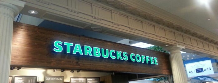 Starbucks is one of Tempat yang Disukai Cicely.