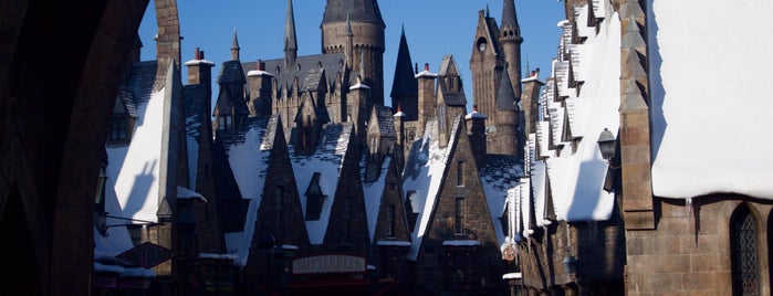 The Wizarding World of Harry Potter - Hogsmeade is one of Tempat yang Disukai Brett.