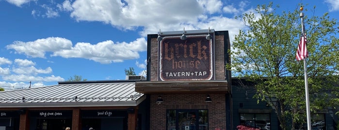 Brick House Tavern + Tap is one of สถานที่ที่ Neil ถูกใจ.
