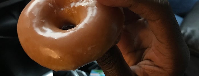 Krispy Kreme Doughnuts is one of Natasha : понравившиеся места.