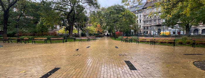 Hunyadi tér is one of pihi-zöld-nyugi.