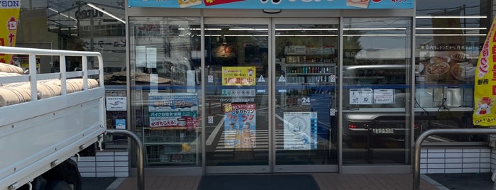 ローソン 尼崎南初島町店 is one of 兵庫県尼崎市のコンビニエンスストア.