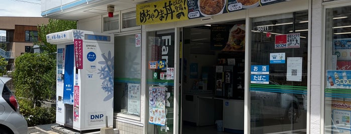 FamilyMart is one of コンビニ.