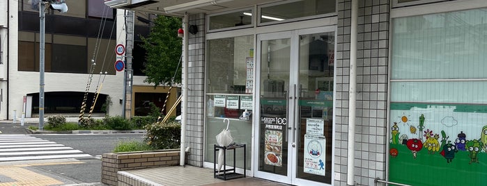 ローソンストア100 芦屋宮塚町店 is one of LAWSON.