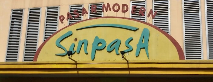 Pasar Modern Sinpasa is one of Lugares favoritos de James.