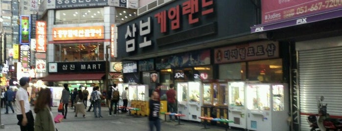 삼보게임랜드 is one of Tempat yang Disukai Stacy.