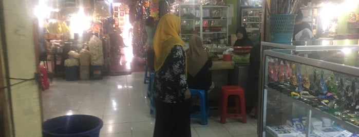Pasar Blauran is one of makan + wifi.