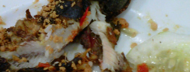 Ayam Penyet Ria is one of Tempat yang Disukai Mia.