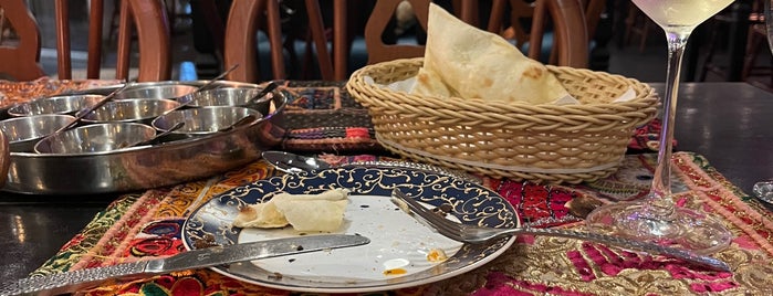 Tulsi Indian Cuisine is one of Locais curtidos por Marlon.