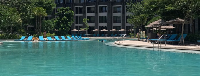 Pool @COURTYARD ® by Marriott is one of สถานที่ที่ Maynard ถูกใจ.