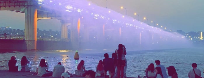 Banpo Bridge Moonlight Rainbow Fountain is one of Korea POI.
