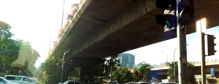 Wayang Satu (Whitley) Flyover is one of Non Standard Roads in Singapore.