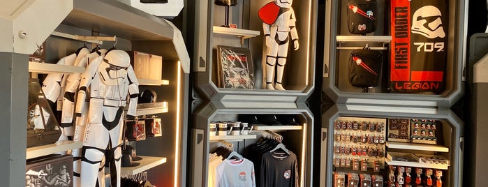 First Order Cargo is one of Locais curtidos por Mike.