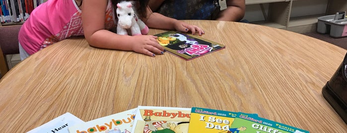 Kailua-Kona Public Library is one of Lugares favoritos de Brian.