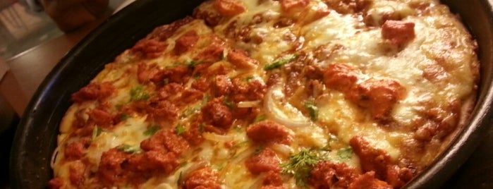 Joey's Pizza is one of Locais curtidos por Divya.