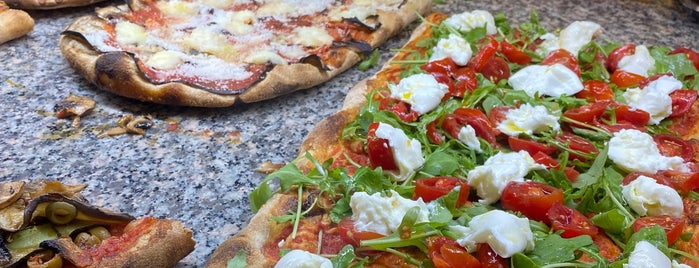 Pizza e Mozzarella is one of Rome with Amit.
