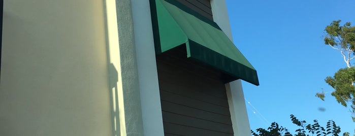 Starbucks is one of สถานที่ที่ Zoe ถูกใจ.