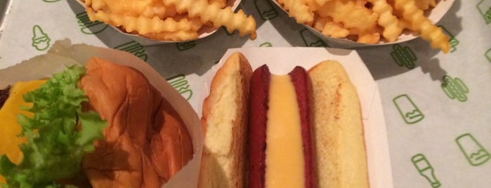 Shake Shack is one of Lamia Q.'ın Beğendiği Mekanlar.