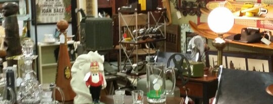 Five Forks Antique Mall is one of Posti che sono piaciuti a Chester.