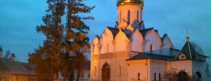 Звенигородский Успенский Собор is one of สถานที่ที่ Veljanova🦊 ถูกใจ.