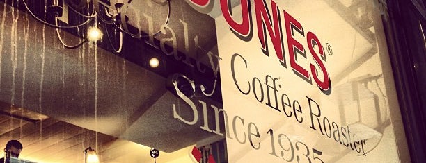 Cafe Younes is one of Tempat yang Disukai Atif.