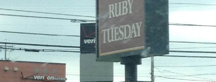 Ruby Tuesday is one of Tempat yang Disukai Mike.