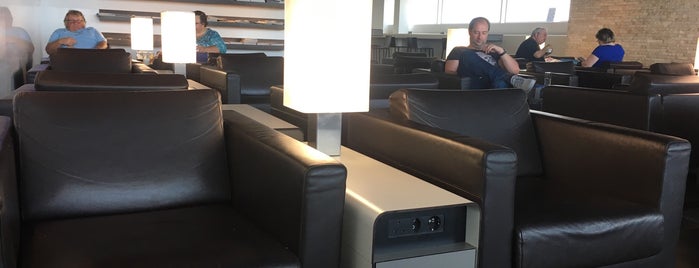 SWISS Business Lounge D is one of Lugares favoritos de Matt.