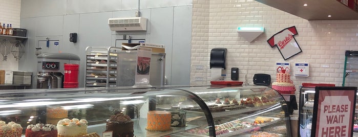 Carlo’s Bake Shop is one of Tempat yang Disukai Liliana.