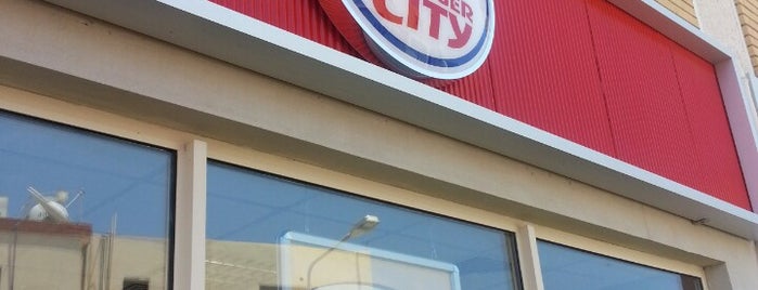 Burger City is one of สถานที่ที่ Hanna ถูกใจ.