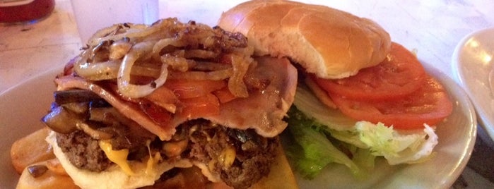 Paul's "Da Burger Joint" is one of Locais curtidos por Pedro.