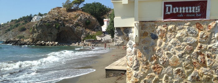 Domus Beach Club & Bar on Kantouni Beach is one of Kalymnos.