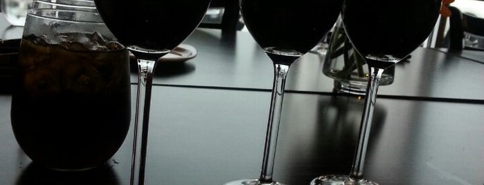 D'Vine Wine Bar is one of Lugares favoritos de Mabel.
